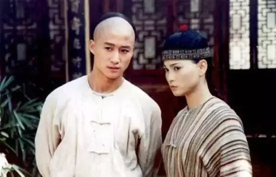 《唐伯虎》功夫巨星中風「妻兒搶財產」…昔日港姐「幫打官司討回鉅款 」 人稱女版古天樂!