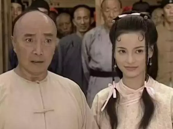 《唐伯虎》功夫巨星中風「妻兒搶財產」…昔日港姐「幫打官司討回鉅款 」 人稱女版古天樂!