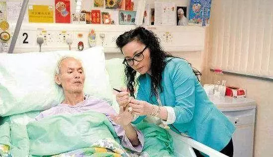 《唐伯虎》功夫巨星中風「妻兒搶財產」…昔日港姐「幫打官司討回鉅款 」 人稱女版古天樂!