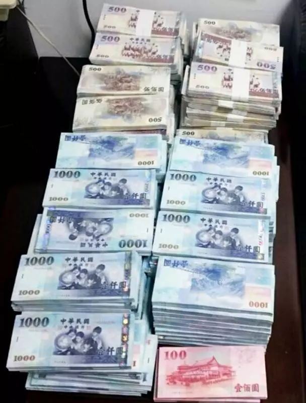 老太救了只白狐,白狐卻說她會窮五代,老太靈機一動,從此不缺錢花