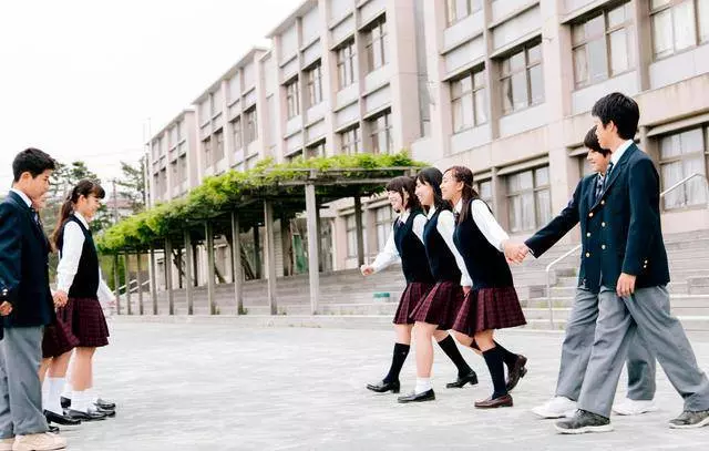 婆婆,你說我憑什麼給我爸媽生活費呢,就憑你們全家都是我在養啊