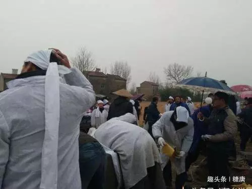 女兒去世當晚,女婿連洗6回澡,丈母娘起疑,一瞧家裡監控哽咽
