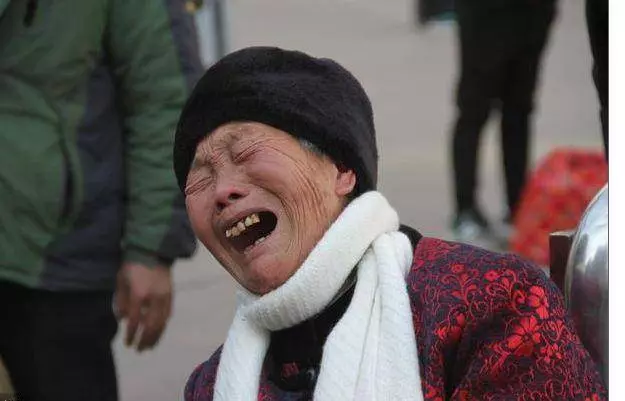 老太讓兒子自力更生,把房產過戶閨女,去兒子家過年,癱地