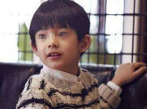4歲兒子飯前洗手,總說廚房裡有壞人,父親納悶,進去一瞧,蒙住