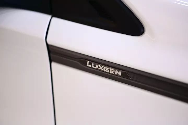 特別去拍Luxgen U5和Luxgen U6,以此謝謝嚴凱泰。