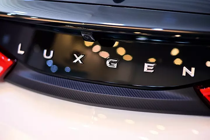 特別去拍Luxgen U5和Luxgen U6,以此謝謝嚴凱泰。