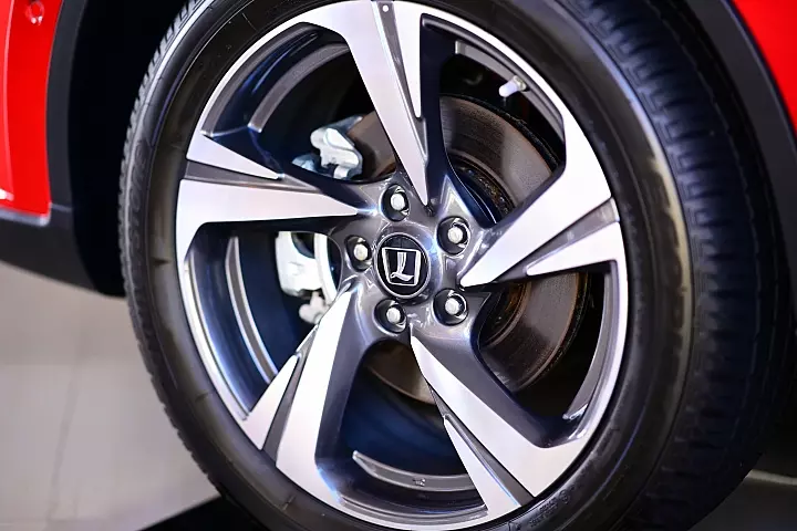特別去拍Luxgen U5和Luxgen U6,以此謝謝嚴凱泰。