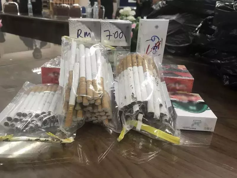 32歲馬來男子散賣香菸,被判坐牢1個月,成全馬第一人!
