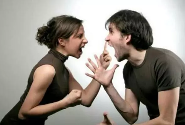 婆婆:你怎麼變成潑婦了?媳婦:我不變,全家等著餓死嗎