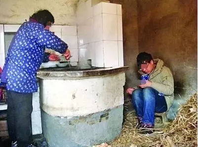 春節爸爸沒回,後媽給親兒子大魚大肉,給養子喝湯,吃完後悲劇了