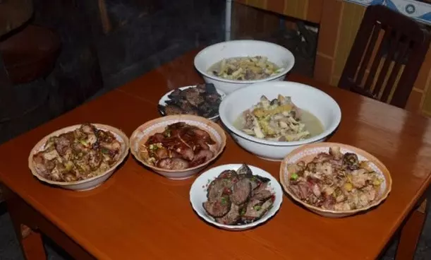 春節爸爸沒回,後媽給親兒子大魚大肉,給養子喝湯,吃完後悲劇了
