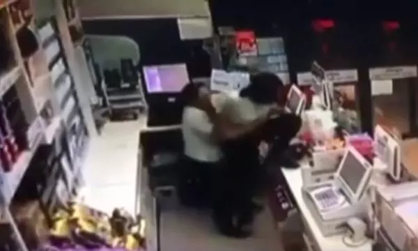 便利店遇搶劫 女店員慘被抓擋刀 !