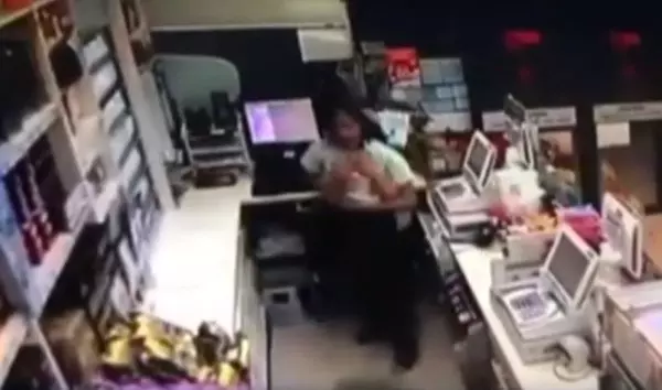 便利店遇搶劫 女店員慘被抓擋刀 !