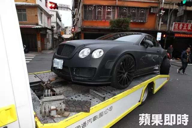 初三的對決?Toyota撞千萬賓利 看熱鬧騎士又再KISS賓利