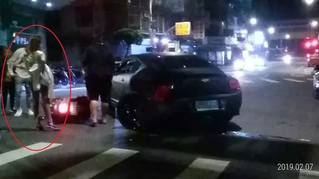 初三的對決?Toyota撞千萬賓利 看熱鬧騎士又再KISS賓利