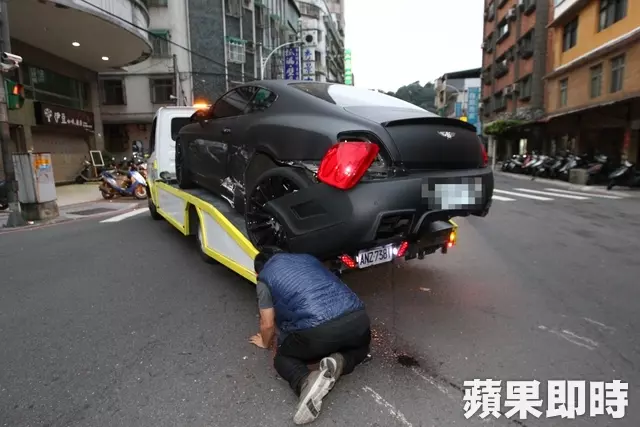 初三的對決?Toyota撞千萬賓利 看熱鬧騎士又再KISS賓利