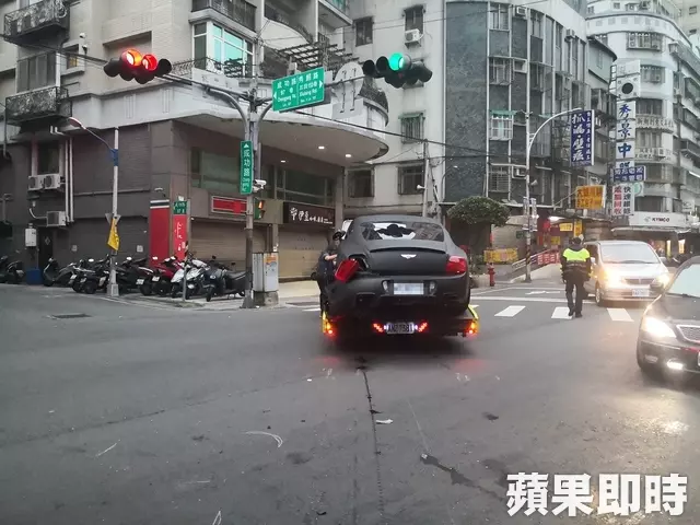 初三的對決?Toyota撞千萬賓利 看熱鬧騎士又再KISS賓利