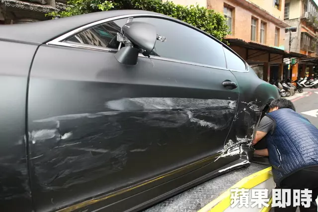 初三的對決?Toyota撞千萬賓利 看熱鬧騎士又再KISS賓利