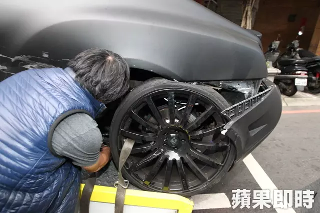 初三的對決?Toyota撞千萬賓利 看熱鬧騎士又再KISS賓利