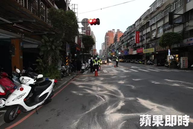 初三的對決?Toyota撞千萬賓利 看熱鬧騎士又再KISS賓利