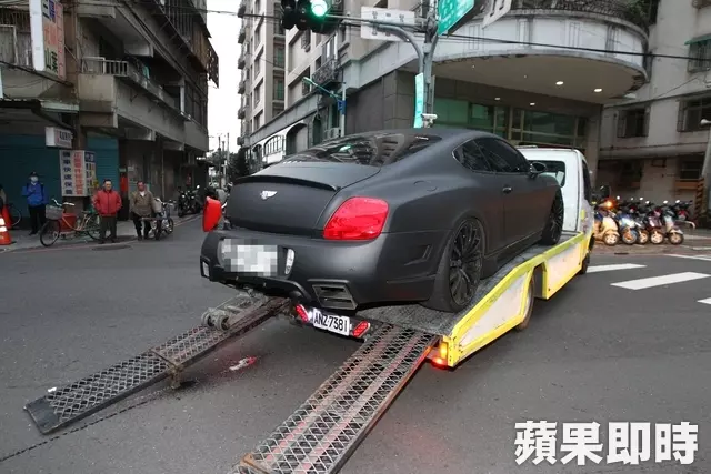 初三的對決?Toyota撞千萬賓利 看熱鬧騎士又再KISS賓利