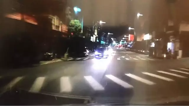 初三的對決?Toyota撞千萬賓利 看熱鬧騎士又再KISS賓利