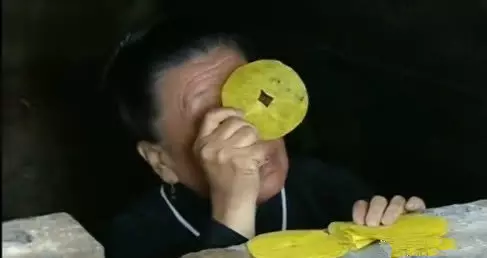 兒子把親娘關進墳墓,每送一頓飯就砌一塊磚,直到把墳口堵住!