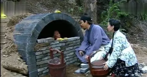 兒子把親娘關進墳墓,每送一頓飯就砌一塊磚,直到把墳口堵住!
