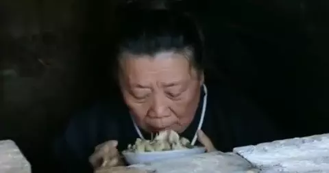 兒子把親娘關進墳墓,每送一頓飯就砌一塊磚,直到把墳口堵住!