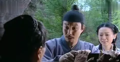 兒子把親娘關進墳墓,每送一頓飯就砌一塊磚,直到把墳口堵住!
