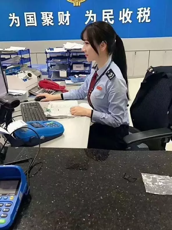 去繳稅驚見極品女職員 「連車頭燈都好大」!網友卻眼尖疑點…驚呼不單純