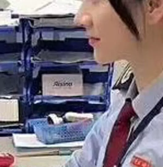 去繳稅驚見極品女職員 「連車頭燈都好大」!網友卻眼尖疑點…驚呼不單純