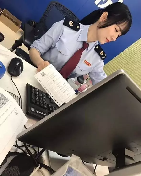 去繳稅驚見極品女職員 「連車頭燈都好大」!網友卻眼尖疑點…驚呼不單純