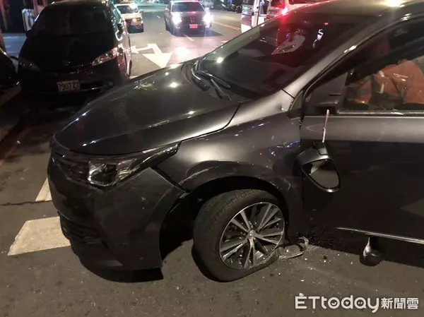 影片曝光!國產車對決千萬賓利 騎士「鏡片太黑」湊熱鬧再撞名車