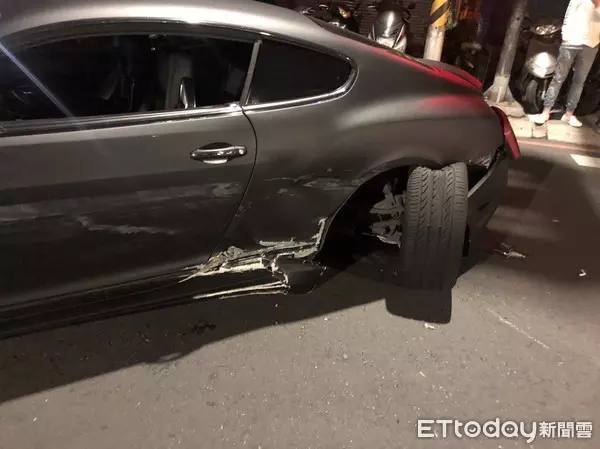 影片曝光!國產車對決千萬賓利 騎士「鏡片太黑」湊熱鬧再撞名車