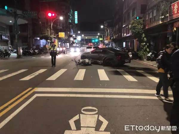 影片曝光!國產車對決千萬賓利 騎士「鏡片太黑」湊熱鬧再撞名車