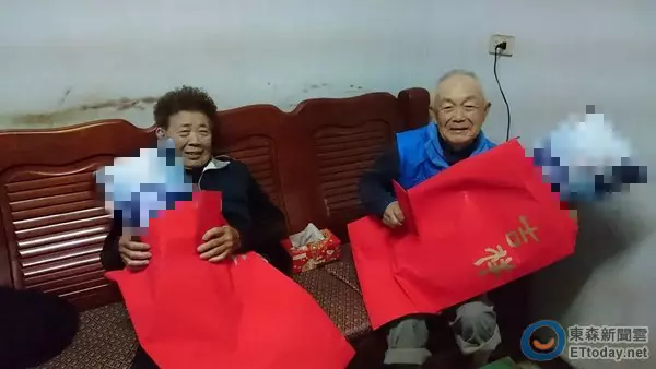 孫子過年包「超厚紅包」給阿公阿嬤!打開後老人家「笑開懷」讓網友既爆笑又感動!