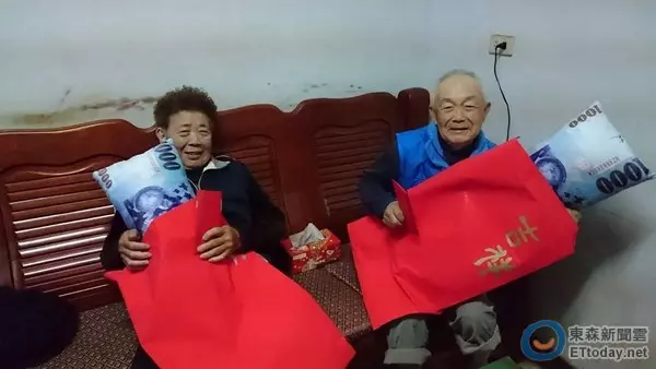 孫子過年包「超厚紅包」給阿公阿嬤!打開後老人家「笑開懷」讓網友既爆笑又感動!