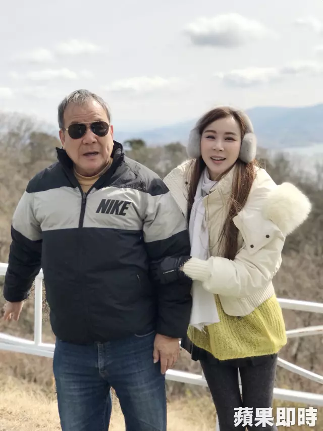 50歲蕭薔近況曝光!過年不怕「親友連環問」 肉麻黏「76歲美男爹」甜喊:越看越喜歡!
