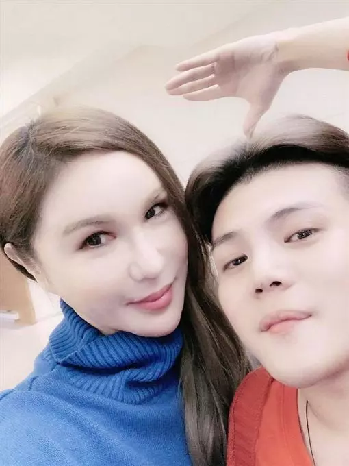 孫生26歲第一次圍爐爆哭:「是一生的追求」!利菁一家人發紅包鼓勵 暖心喊話「我們都是你的家人」網友全淚推!