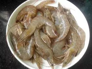 蝦買多了怎麼辦?教你3招,這樣保存蝦多久蝦頭再也不會變黑,別再直接放冰箱了