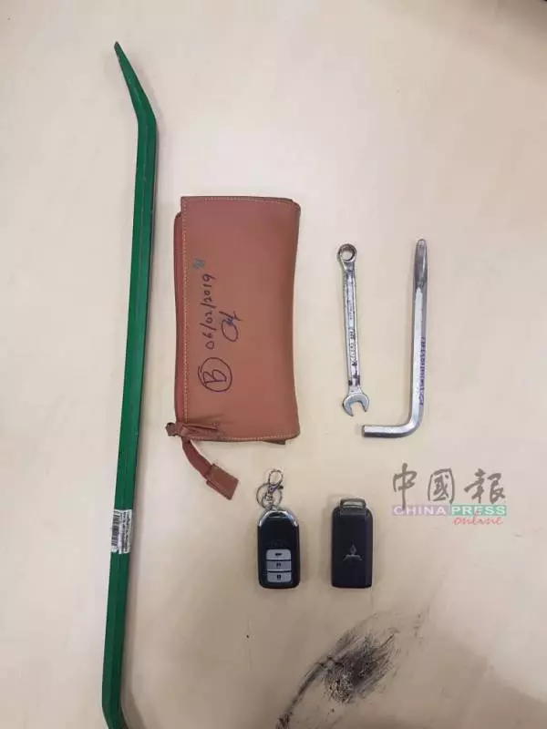 可疑轎車 不願被截停 警車追35公里 扣2男1女 !