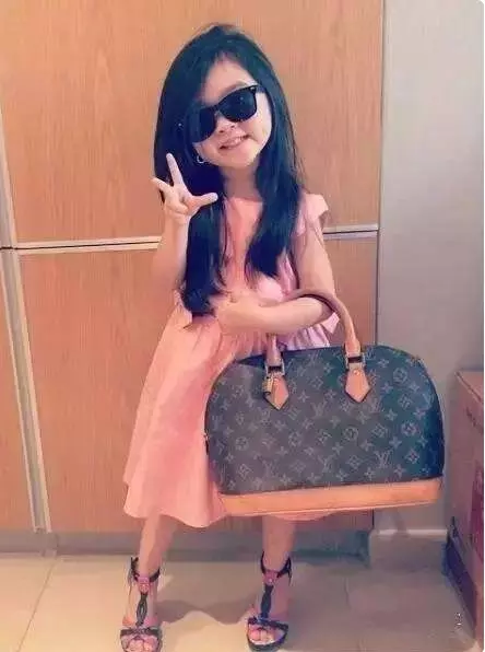 5歲小女孩太萌「收服阿拉伯土豪」全家被接過去住,「現在長相曝光」網直呼:最年輕的富婆!