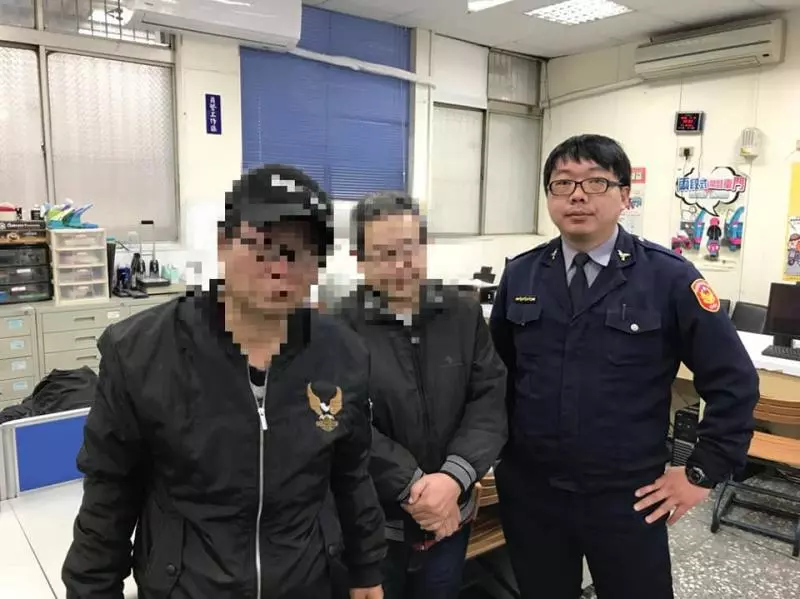 欠債不敢回家,淪落街頭10年!街友聞母死訊崩潰痛哭,哥哥帶他回家團圓~