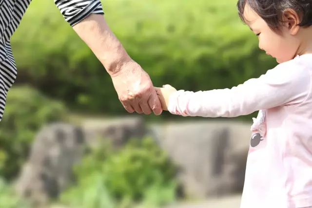 「阿嬤,我想上學!」4歲女童日走10公里路撿回收,「一直走路好累」盼上學!