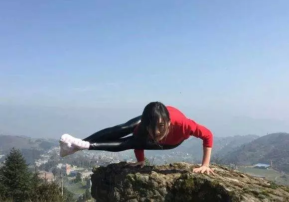 妻子墜崖身亡,丈夫不肯相信,天天來懸崖邊等待,半年後驚喜來了