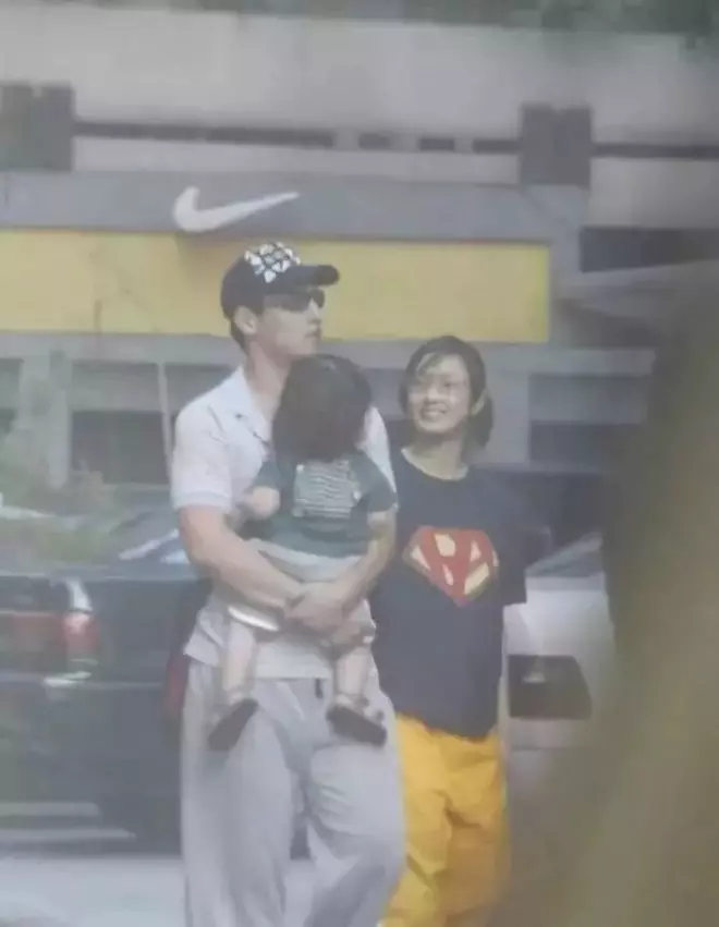 他們牽手了!離婚兩年後終於坐實了他婚內出軌…!