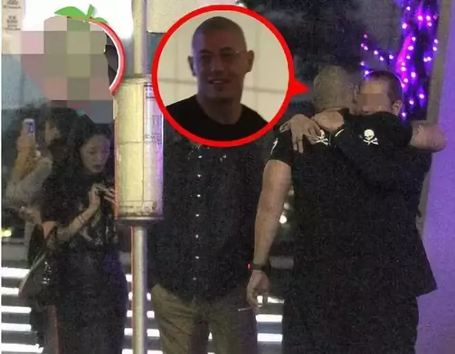 他們牽手了!離婚兩年後終於坐實了他婚內出軌…!