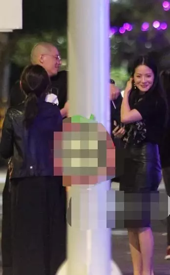 他們牽手了!離婚兩年後終於坐實了他婚內出軌…!