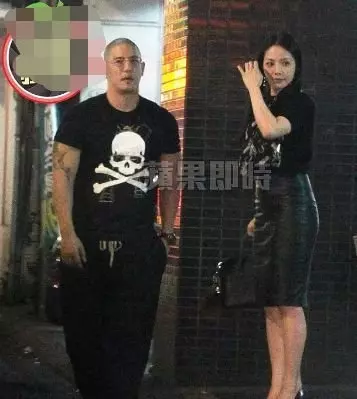 他們牽手了!離婚兩年後終於坐實了他婚內出軌…!